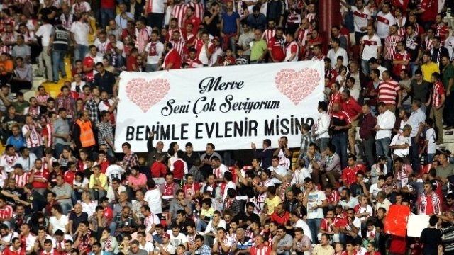 Milyonların önünde yaptı galerisi resim 3