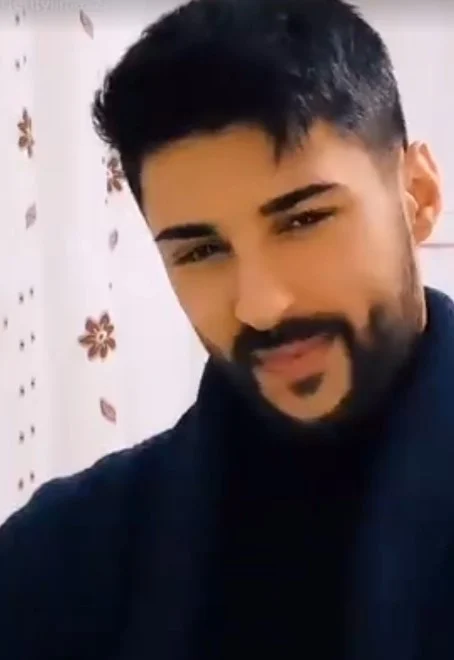 Annesini, erkek arkadaşıyla görünce