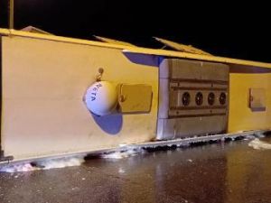 Bir yolcu otobüsü daha devrildi