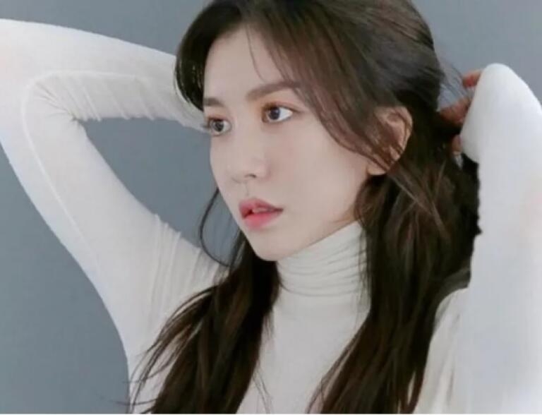 Çok Güzel ve Genç Sanatçı galerisi resim 2