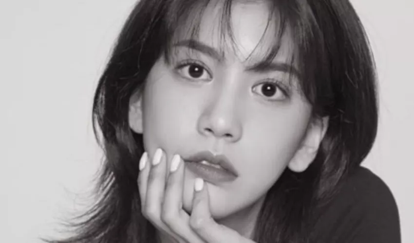 Çok Güzel ve Genç Sanatçı