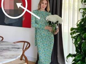 Evinin başköşesine astı