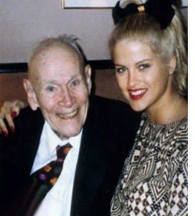 Yaşı Büyüktü ve Onda Çekici Olan Para Dışında Bişey… galerisi resim 2