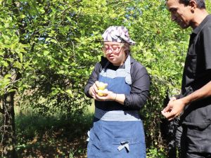 Kusursuz kafe personeli elma topladı