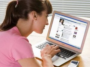 KADINLARIN YALNIZKEN YAPTIĞI 19 GİZLİ ŞEY