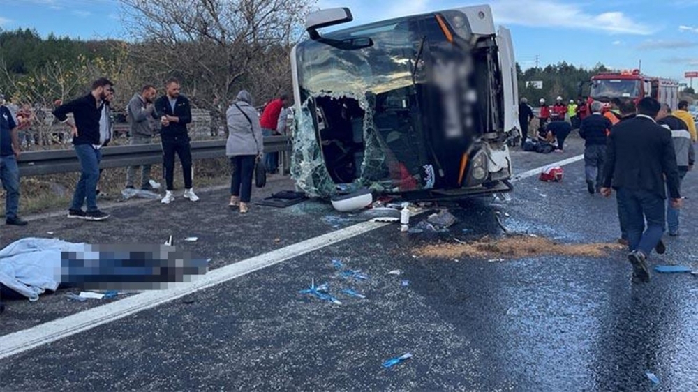 Şehirlerarası yolcu otobüsü devrildi galerisi resim 1