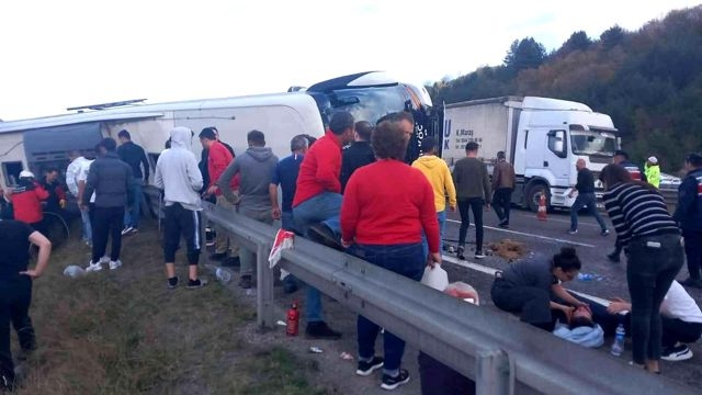 Şehirlerarası yolcu otobüsü devrildi galerisi resim 2