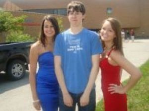 Sarılırken Ellerini Nereye Koyacağını Bilemeyen 12 Çekingen Erkek