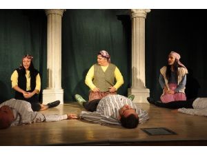 Derik’te ’Aşk Grevi’ Adlı Tiyatro Oyunu Sahnelendi