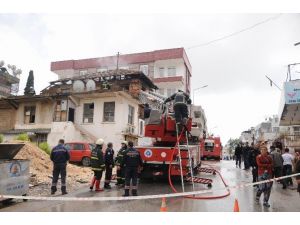 Metruk Bina Çıkan Yangında Yıkıldı