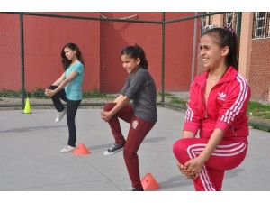 Yıldız Kızlar Futbol Takımı, Erkeklere Meydan Okudu