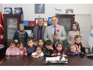 Yahyalılı Minikler Başkan Öztürk’ün Kutlu Doğum Haftasını Kutladı