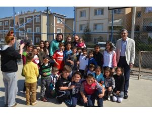 Üzülmez, Çocuklarla Top Oynadı