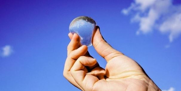 Yenilebilir Jelatinsi Yapısıyla Bu Fütürist Su Şişesi Sizi Şaşkına Çevirecek