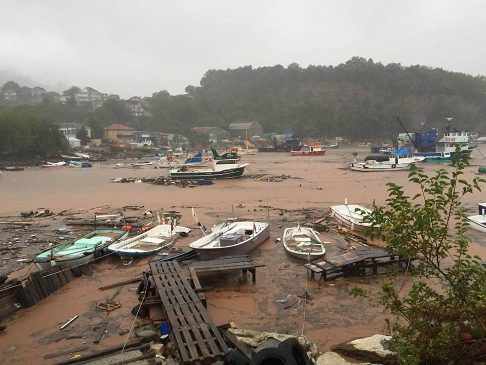 45 yolcu selde mahsur kaldı