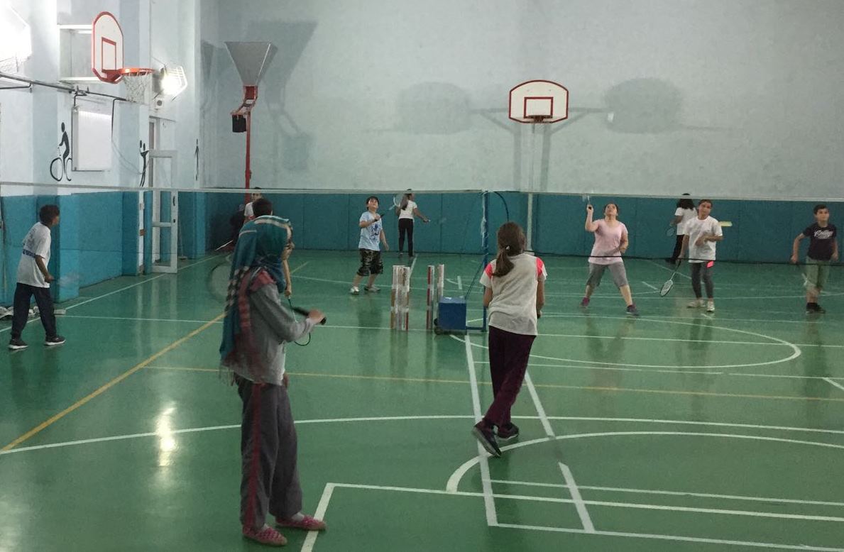 Badminton temeli  öğretiliyor