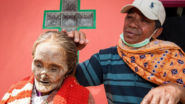 Ölen yakınlarını mezardan çıkardılar