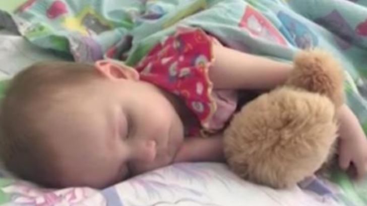 Zor Uyuttuğu Kızını Uyandırmaya Çalışınca Acı Gerçeği Öğrendi