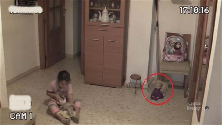 KIZI KORKUNCA ODALARA KAMERA KOYAN BABA, KORKUNÇ GÖRÜNTÜLER KAYDETTİ