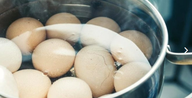 HAŞLANMIŞ YUMURTANIN SUYUNU ASLA DÖKMEYİN! BAKIN NEDEN…