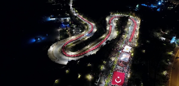 Antalya'da müthiş görüntüler... 600 metrelik dev Türk bayrağı ile yürüyüş