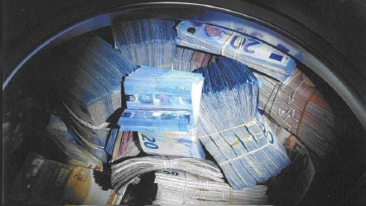 Çamaşır Makinesinden Servet Çıktı.