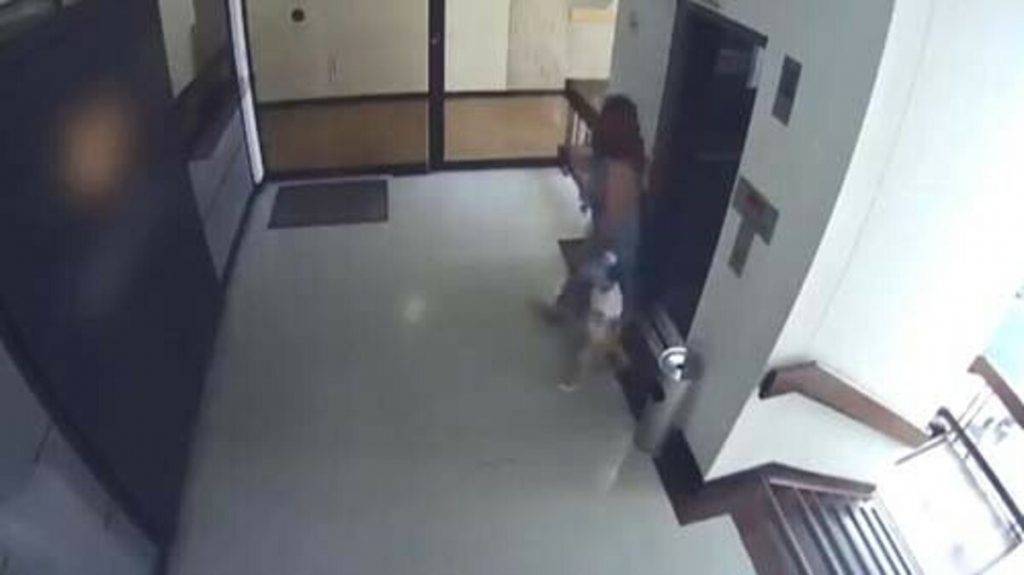 Sadece Elini Bir an Bıraktı ve