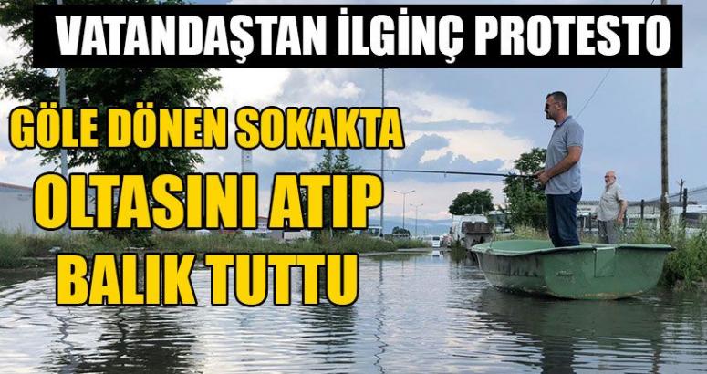 Göle Dönen Sokakta Oltasını Atıp Balık Tuttu