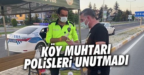 Köy muhtarı polislerin bayramını kutladı