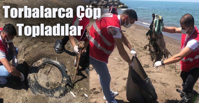 Gençler sahilden torbalarca çöp topladı