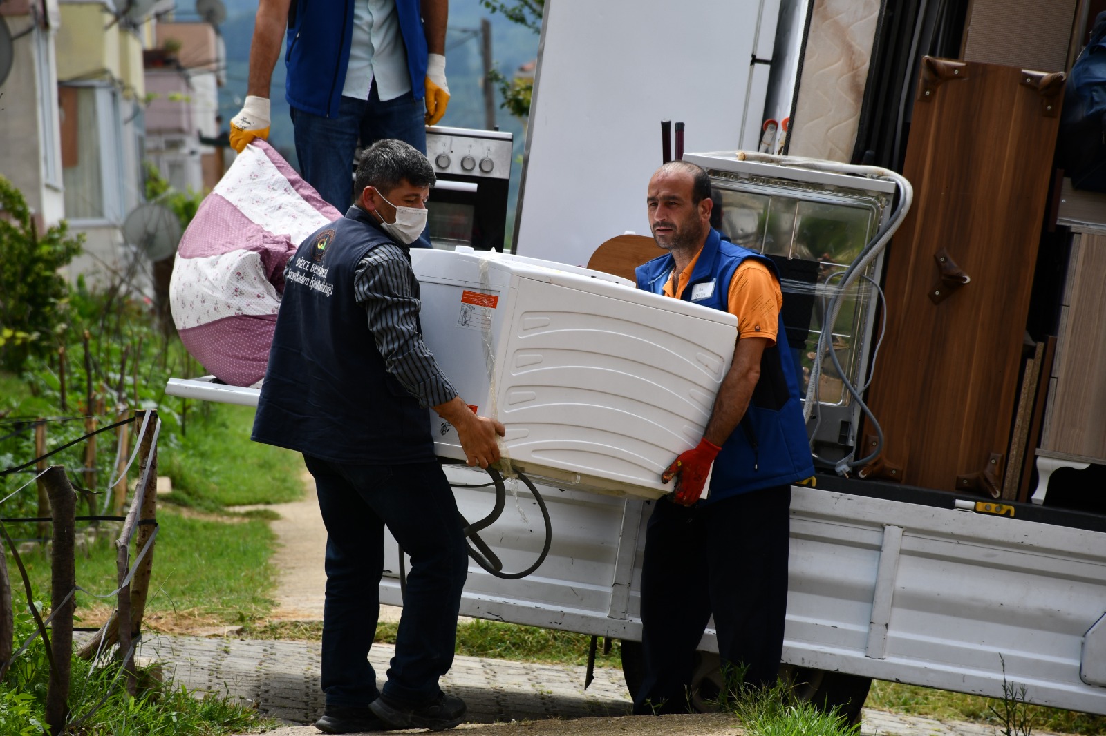 Evden çıkarılan aileye Başkan Özlü sahip çıktı