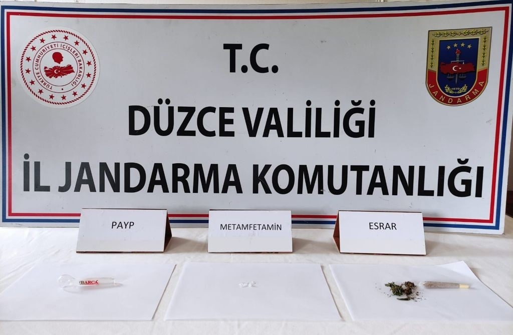 Yol kontrol noktasında durdurdukları araçta uyuşturucu çıktı