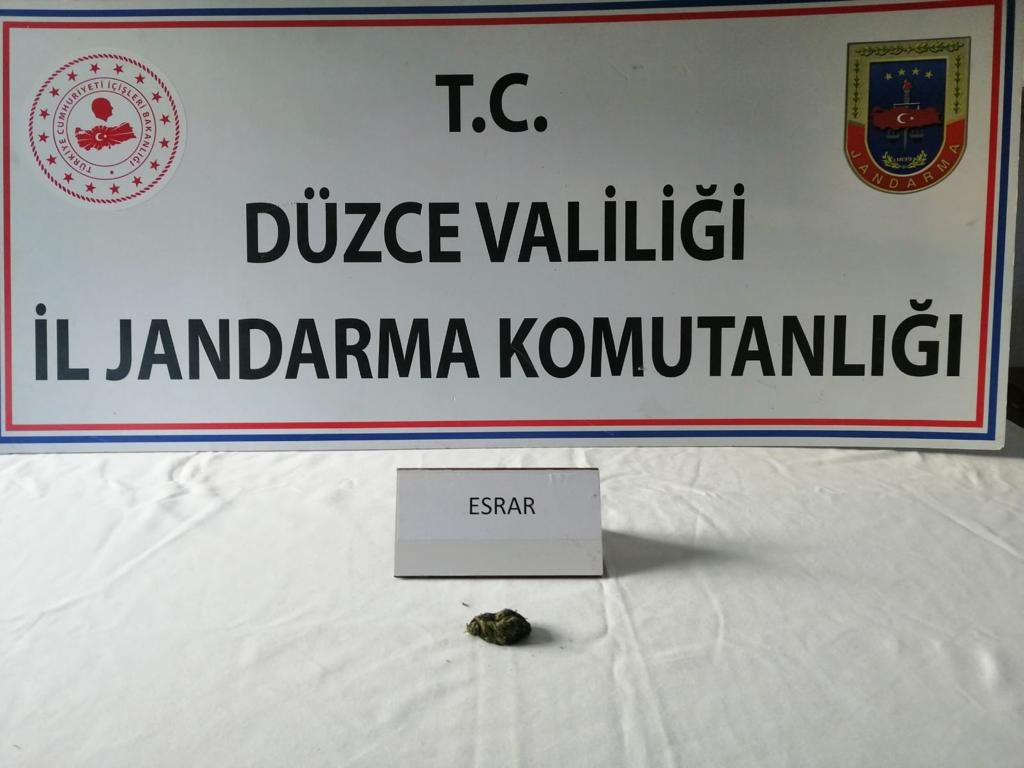 Durdurulan iki araçlardan uyuşturucu çıktı