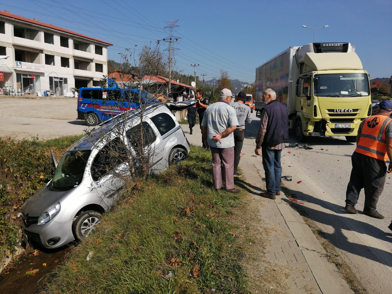 Salça çektirmeye giderken kazaya karıştılar