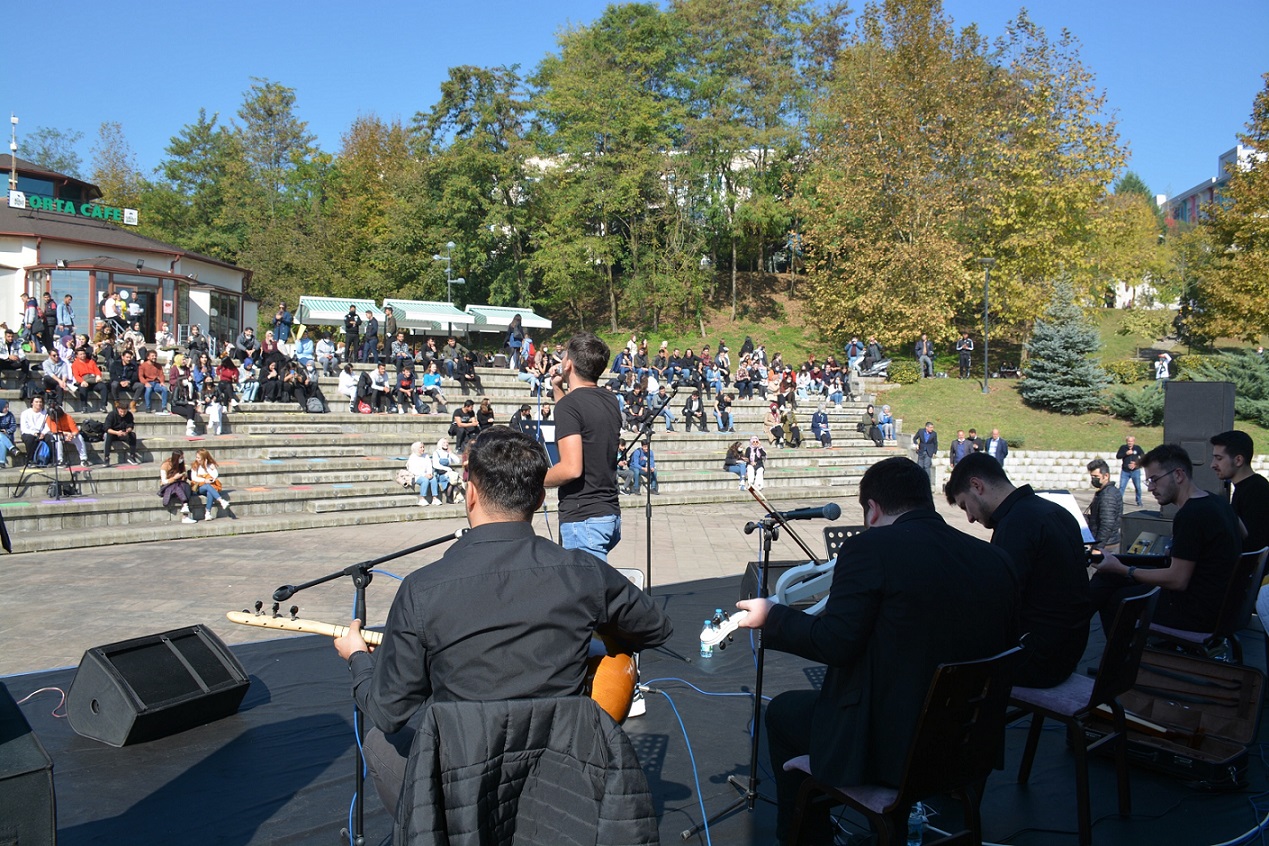 Düzce Üniversitesi’nde müzik durağı konserleri başladı