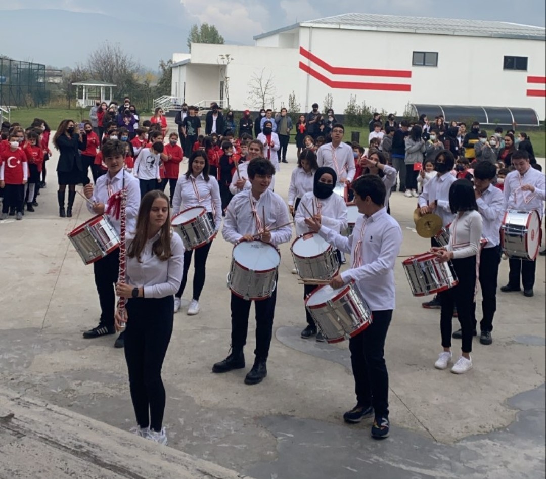 Bahçeşehir Kolejinden bandolu kutlama