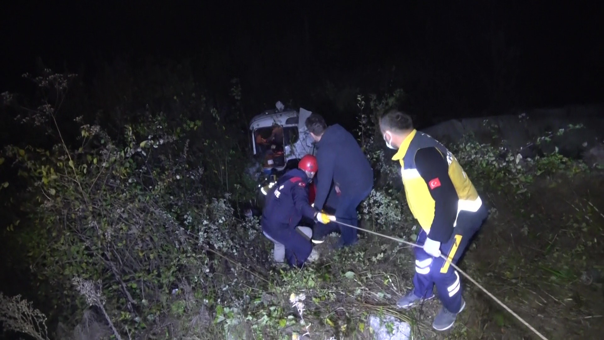 Tanker şarampole devrildi: 1’i ağır 3 yaralı