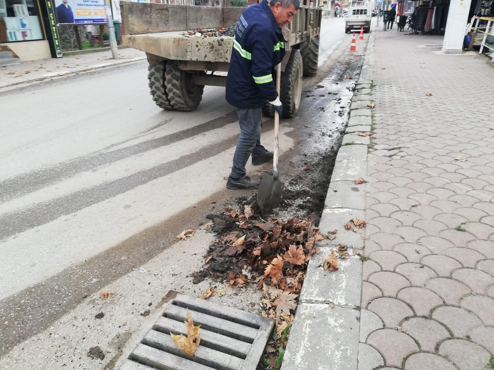 Yağışlar öncesinde yağmur suyu kanalları temizlendi