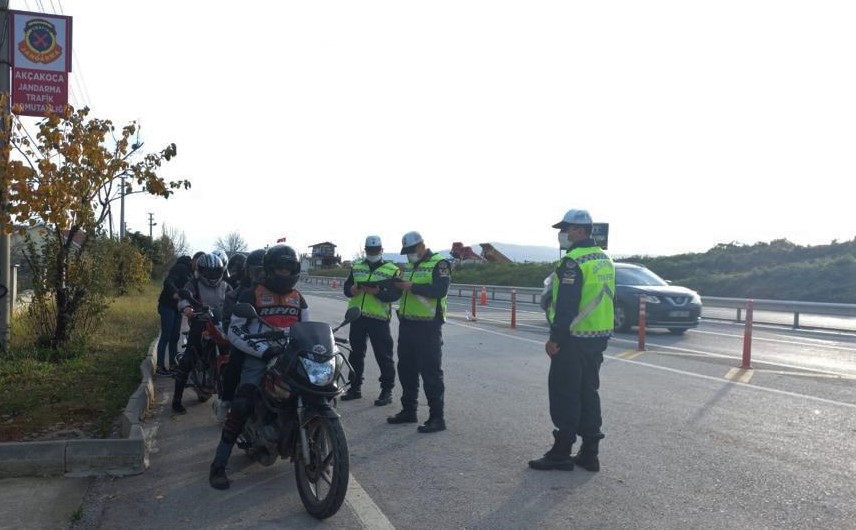 394 araç kontrol edildi 14 sürücüye 3 bin 204 lira ceza kesildi