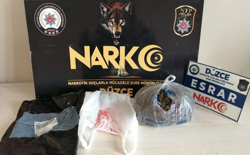 Otomobilden 1 kilo 246 gram esrar çıktı