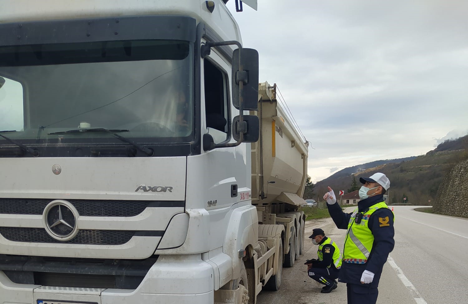 Kış lastiği takmayan cezayı yedi