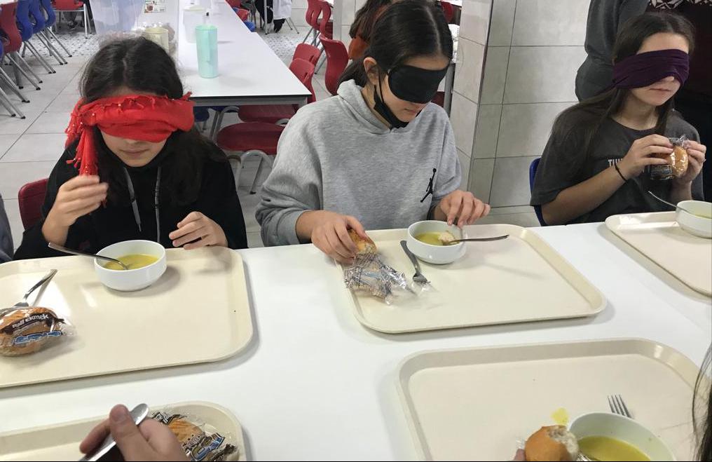 Bahçeşehirli öğrenciler engelli farkındalığı için gözleri kapalı yemek yedi