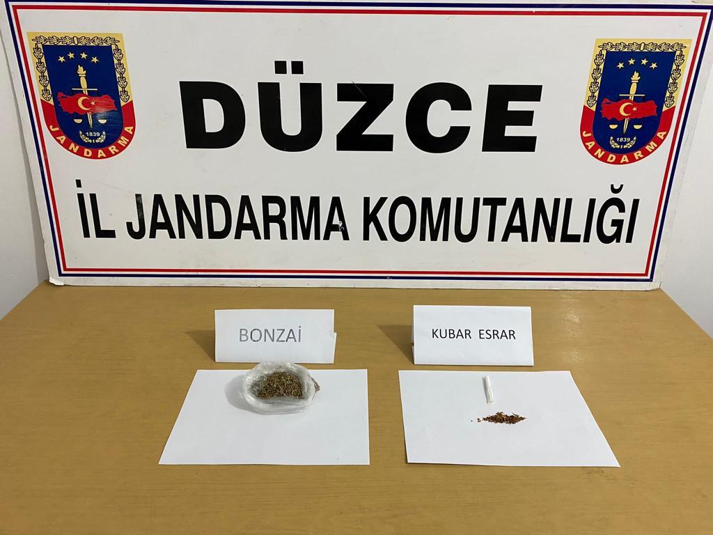 Kontrol için durdurulan araçta uyuşturucu çıktı