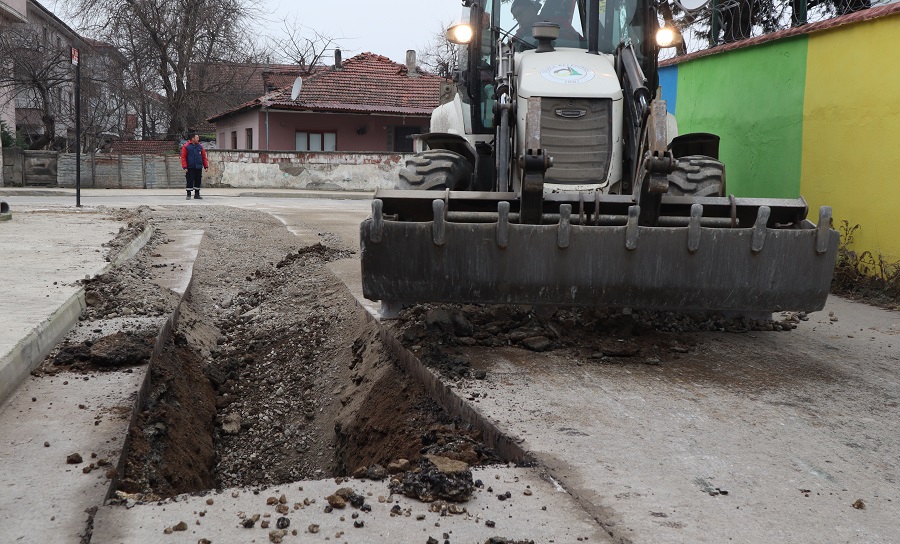 Düzce’de ara sokaklarda yağmur hattı yapılıyor