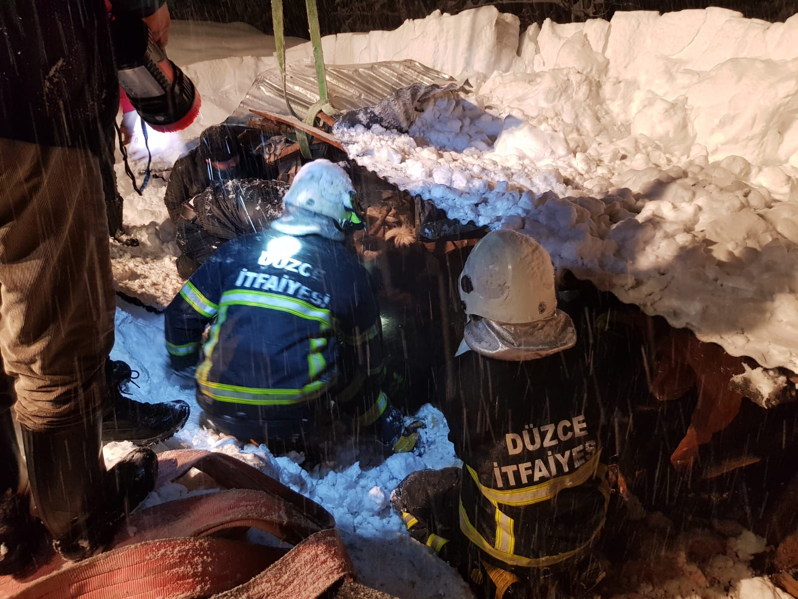 Kar yağışından ahır çöktü