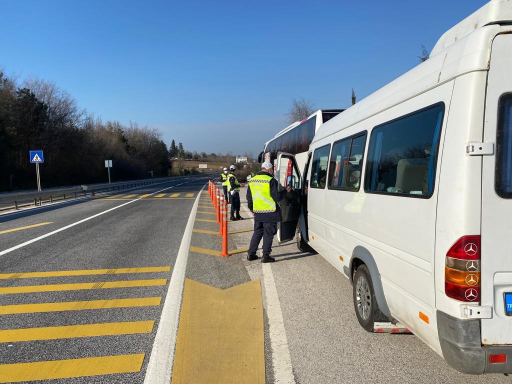 6 yolcu minibüsü trafikten men edildi
