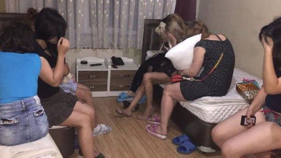 Fuhuş yaptırılan kadınlar sınır dışı edildi