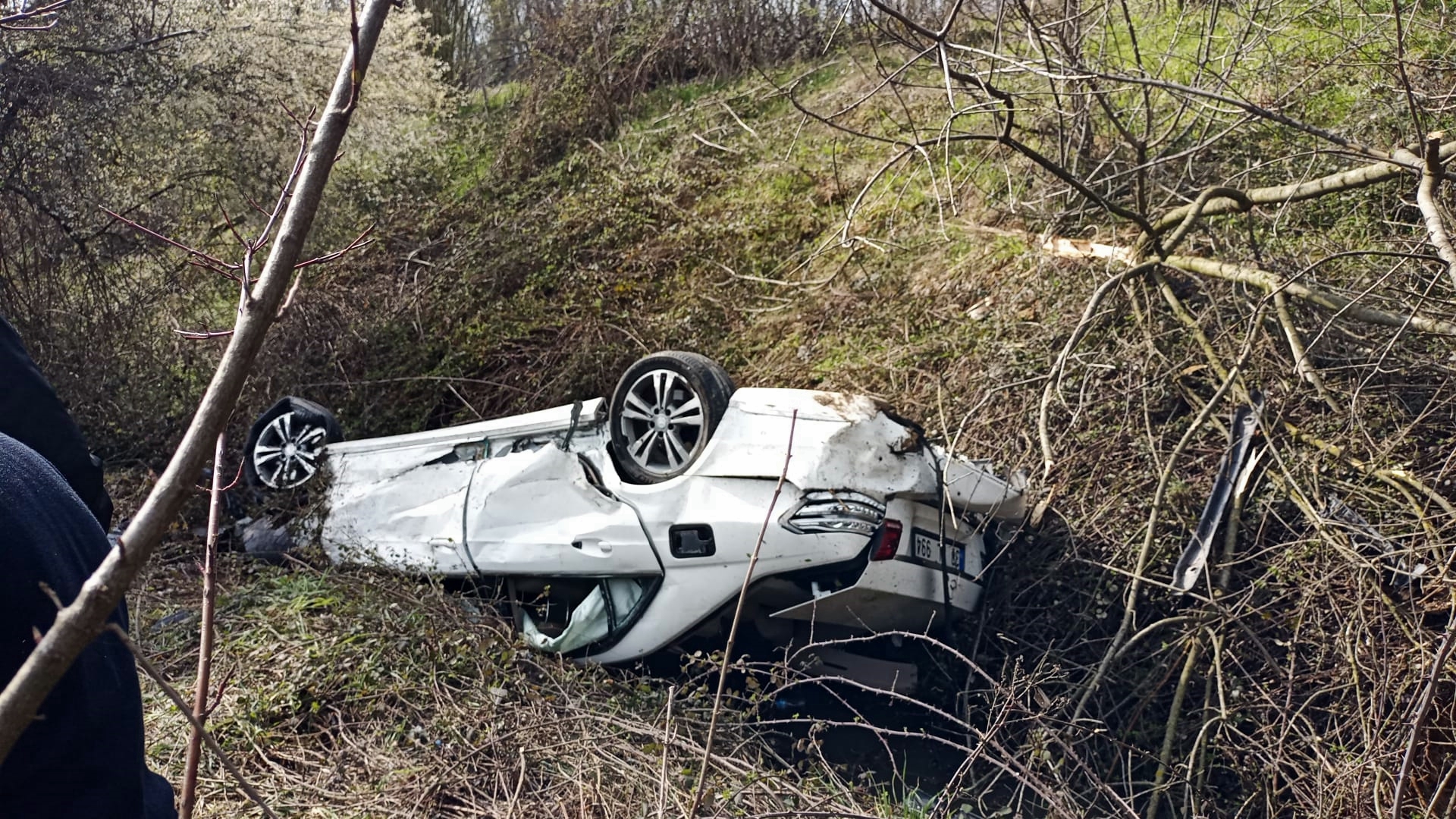 Tır ile çarpışan lüks otomobil şarampole uçtu: