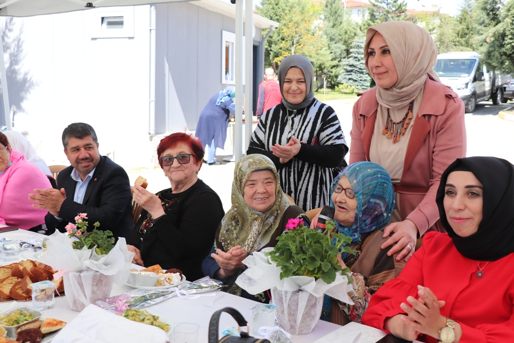 Huzurevinde anneler günü etkinliği