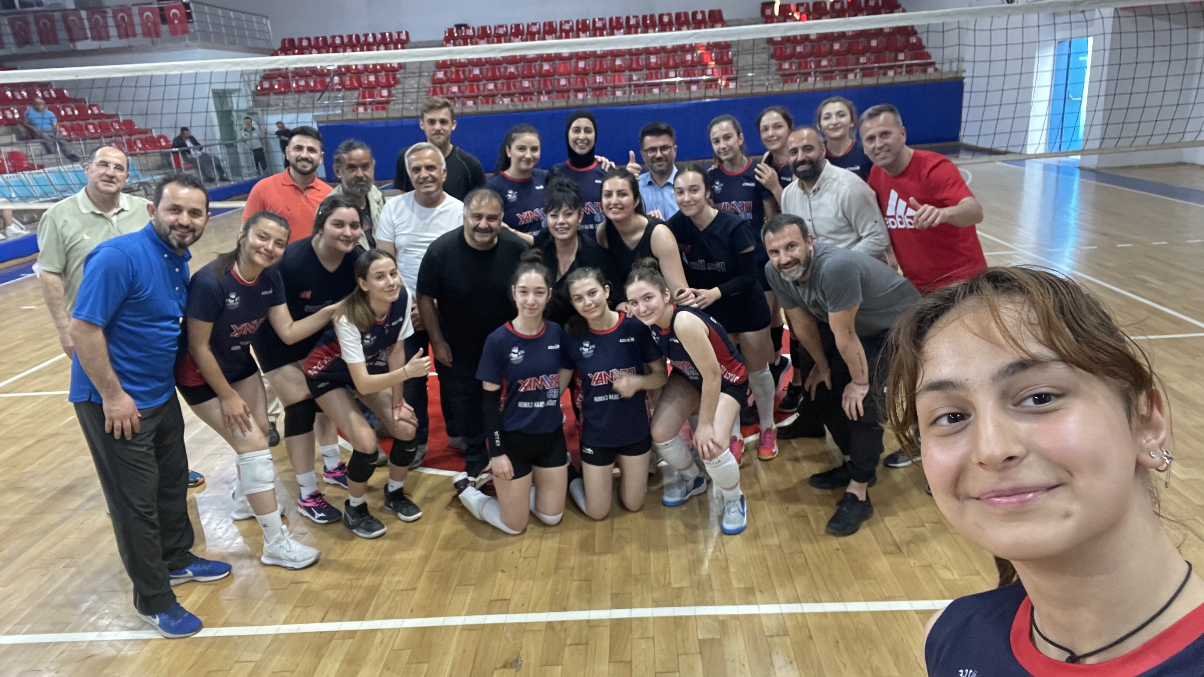 Sanatçılardan Kadın Voleybolculara moral ziyareti